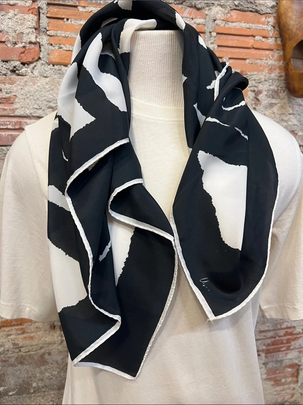 Vintage Veresa by Vera polyester made in Japan blk & cream original fold scarf
